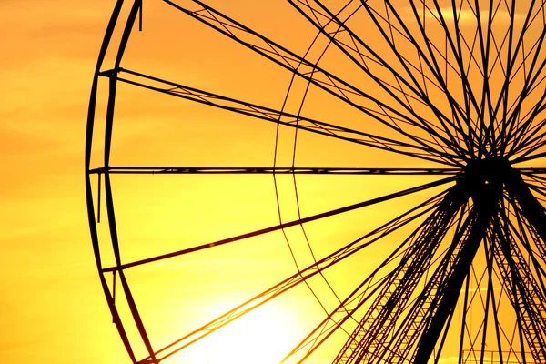 Resumo Fundo, ferris metal-roda contra o céu com pôr do sol . — Fotografia de Stock