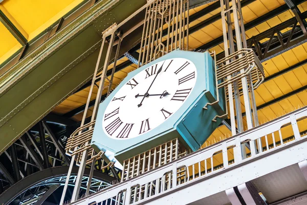 Orologio della stazione ferroviaria principale di Amburgo . — Foto Stock