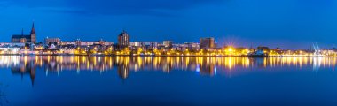 Gece Panorama görünümüne Rostock. Nehir Warnow ve şehir bağlantı noktası.