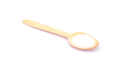 Tahta kaşıklar üzerinde beyaz izole içinde tuz