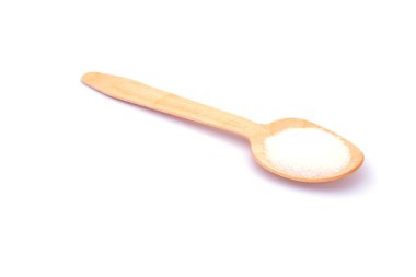 Tahta kaşıklar üzerinde beyaz izole içinde tuz