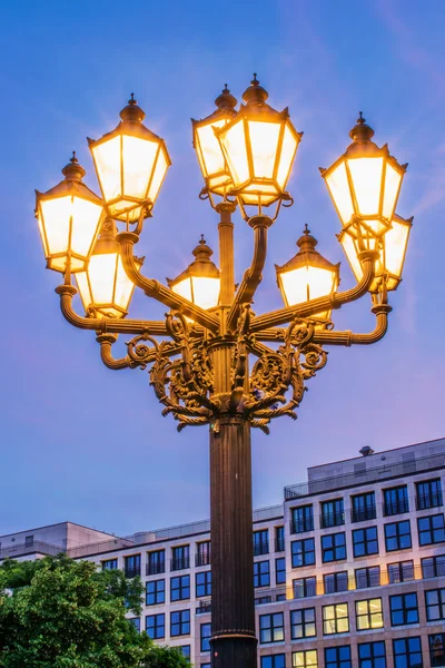 Antigua calle de la ciudad más tarde en la noche . — Foto de Stock