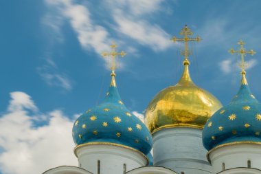 Altın ve mavi kubbeler ile geçer. Ortodoks Kilisesi.