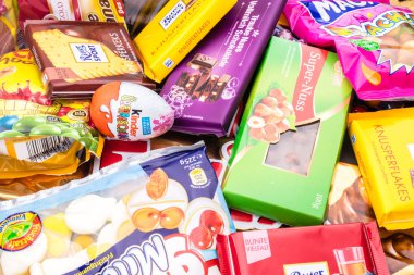 Almanya - 21 Haziran 2016: farklı tatlılar, şeker yığın.