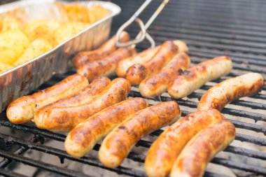 Sosis, sosis ve patates ızgara