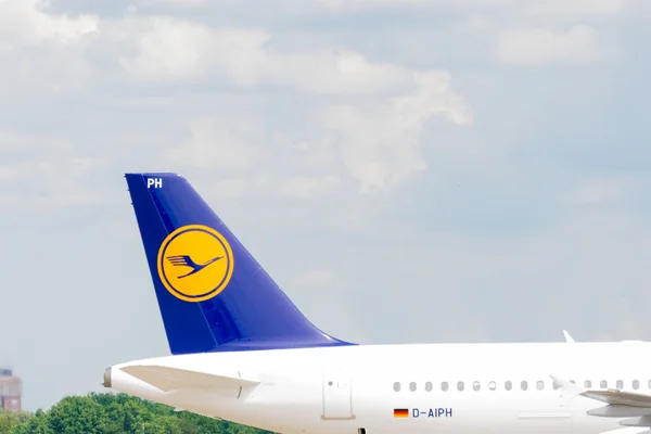 Berlin, Tyskland - 22 juni 2016: Lufthansa flygplan. — Stockfoto
