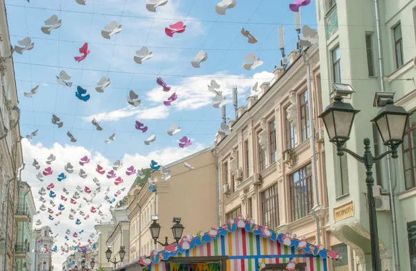 Calle decorada con papel de color pájaro contra el cielo — Foto de Stock