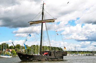 Rostock, Almanya - 12 Ağustos 2016: Wissemara Ortaçağ gemisi Almanya 'nın Hanse-Sail Rostock kentinde denize açılıyor
