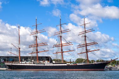 Rostock, Almanya - Ağustos 2016: Dört-master yelkenli gemi Sts Sedov, eski adıyla Magdalene Vinnen II ve Kommodore Cansel. Sedov bu dört direkli çelik barque ve bir yelken eğitim gemi.