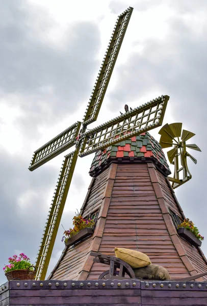 Traditionel gammel trævindmølle - Stock-foto