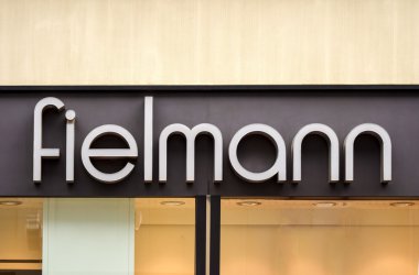 Rostock, Almanya - 22 Ağustos 2016: Fielmann Ag optik şirketi.