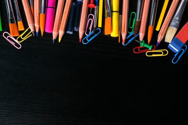 Okul ve ofis malzemeleri ahşap arka plan üzerinde.