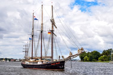 Rostock, Almanya - Ağustos 2016: yelkenli gemi Hendrika Bartelds