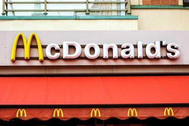 Rostock, Almanya - 22 Ağustos 2016: Mcdonalds logosu.