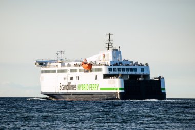 Rostock, Almanya - 19 Ağustos 2016: Scandlines hibrid feribot