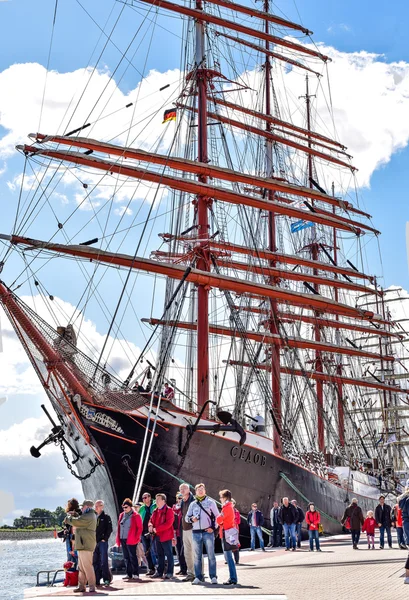 Rostock, Německo - srpen 2016: Čtyři hlavní loď Sedov — Stock fotografie