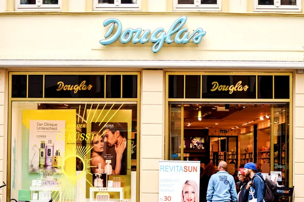 ロストック, ドイツ - 2016 年 8 月 22 日: 香水博物館ダグラス香水店 — ストック写真