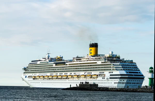 Rostock, Německo - 19. srpna 2016: Výletní loď Costa Favolosa — Stock fotografie