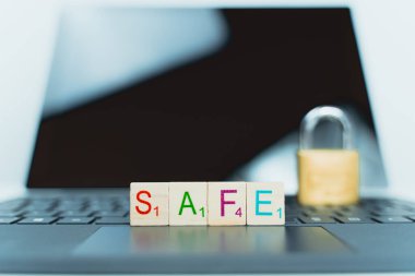 Dizüstü bilgisayar ve kilit. bilgisayar ve internet güvenliği kavramı.