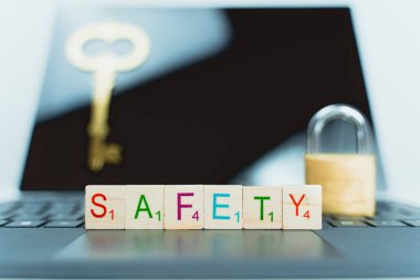 Dizüstü bilgisayar ve kilit. bilgisayar ve internet güvenliği kavramı.