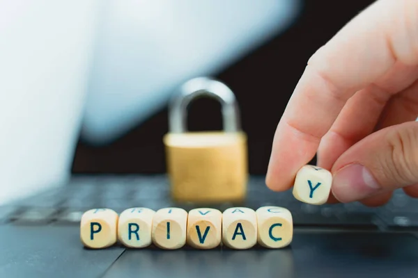 Dizüstü bilgisayar ve kilit. bilgisayar ve internet güvenliği kavramı.
