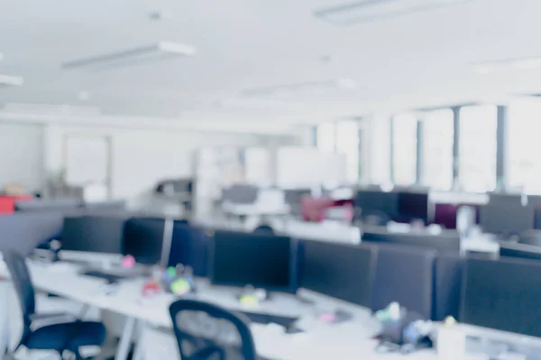 Pencereli büyük bir ofis. Kapalı alanda bulanık.
