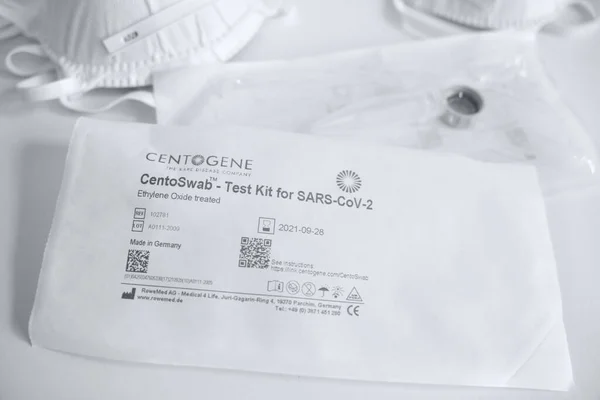 Rostock, Alemanha - 10 de abril de 2019: kit de teste Coronavirus para COVID-19 — Fotografia de Stock