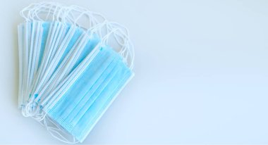 Plastik kulaklıklı cerrahi maske. Bakteri ve virüs enfeksiyonuna karşı koruyucu maske. Coronavirus ve grip virüsü koruma konsepti. Boş alanı olan pankart