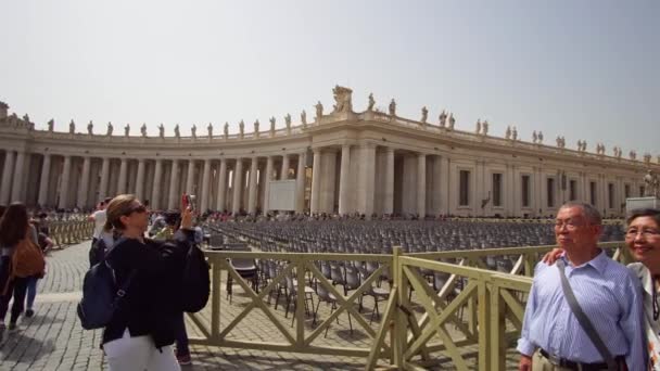 Rom, Italiaan - 17. April 2018: Basiliek van San Pietro, Vaticaan, Rome, Italië Sint-Pietersplein — Stockvideo