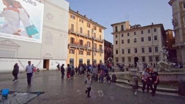 Roma, İtalya - 15 Temmuz 2018: Roma - Navona Meydanı ve Neptün Çeşmesi