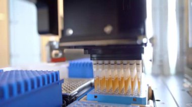 Klinik laboratuarında otomasyon. Robot laboratuarı borulama. Tıbbi robot bilimi. Araştırma ve bilim geçmişi