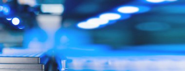 Robot teknolojisi geçmişi. Tıp laboratuarındaki genetik robottan gelen mavi ışık. Fütüristik dördüncü endüstriyel devrim için tıbbi teşhis ve araştırma. Boş alanı olan pankart