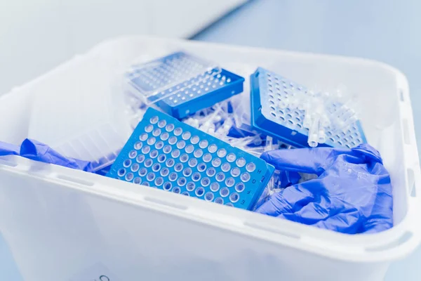 Tehlikeli laboratuvar kimyasalları ve tıbbi atıklarla dolu bir çöp konteynırı. Plastik atık ve ekoloji