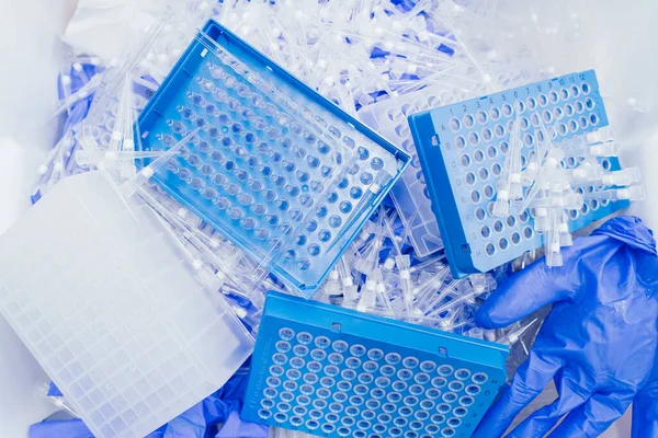 Tehlikeli laboratuvar kimyasalları ve tıbbi atıklar. Plastik atık ve ekoloji