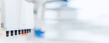 Laboratuvar araştırma afişi uzayı taklit ediyor. Laboratuvar ekipmanları ve laboratuvar testleri.