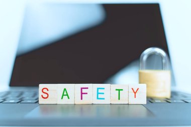 Dizüstü bilgisayarı kilitle. bilgisayar ve internet güvenliği kavramı