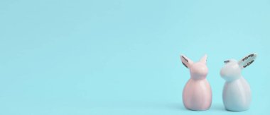 Paskalya bayrağı. Mavi pastel arka planda tavşanlar ve metin için boşluk. Mokeup esprisi pastel ve fotokopi alanı olan renkli Paskalya tavşanları. Tatil konsepti. Mutlu Paskalya tebrik kartları..