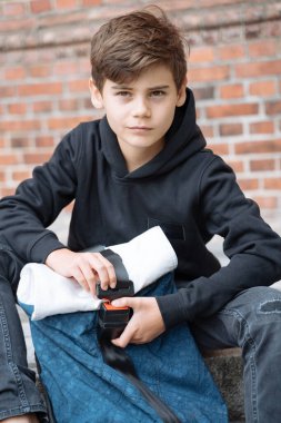 Okul çantalı okul çocuğu. Okula dönelim. Gençlerin boş vakitleri..