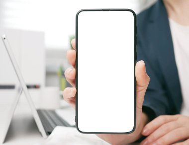 Çevrimiçi alışveriş, rezervasyon ve bankacılık konsepti için akıllı telefon modeli. Elinde model cep telefonu olan genç bir kadın. Blog yazma, çevrimiçi eğitim veya kopyalama alanı olan çevrimiçi iş şablonu
