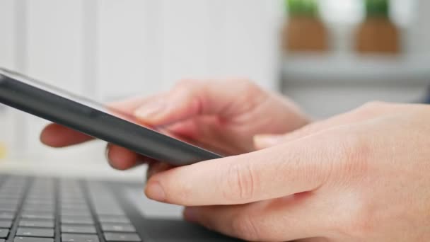 Mujer joven escribiendo en el teléfono inteligente. Oficina central, marketing de negocios en línea o concepto de aprendizaje. Compras en línea, reservas y antecedentes bancarios con espacio para copias. declaración de impuestos — Vídeos de Stock