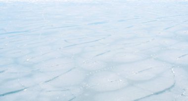 Kışın donmuş deniz. Buz yapıları ve buz kristalleri. Kopyalama alanı olan doğa arkaplanı. İklim değişikliği ve kontrol