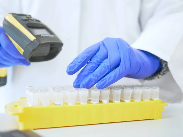 Laboratuvar teknisyeni ya da tıp asistanı hasta örneklerini hasta veri tabanında tarıyor. Laboratuvar teknisyeni barkod okuyucu kullanır. Genetik ve kanser taraması ve tıbbi teknoloji ve terapi