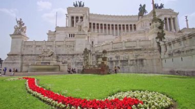 Roma, İtalya - 4 Nisan 2021: Piazza Venezia Via dei Fori Imperiali ve Via del Corso da dahil olmak üzere Roma 'nın merkezi merkezidir. İtalya 'da seyahat ve tatil