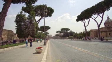 Roma, İtalya - 4 Nisan 2021 Via dei Fori Imperiali ve Roma Forumu. İtalya 'da seyahat ve tatil