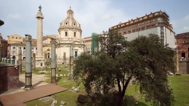 Roma, Italia - 4 de abril de 2021: Columna de Trajans es una columna triunfal romana en Roma, ubicada en el Foro de Trajans, al norte del Foro Romano. Viajes y vacaciones en Italia — Vídeos de Stock