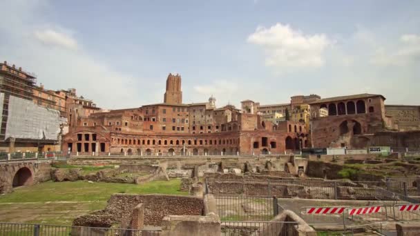 Roma, İtalya - 4 Nisan 2021: Trajans Forum ve Trajan İmparatorluk Pazarı Antik Roma 'da. İtalya 'da seyahat ve tatil — Stok video