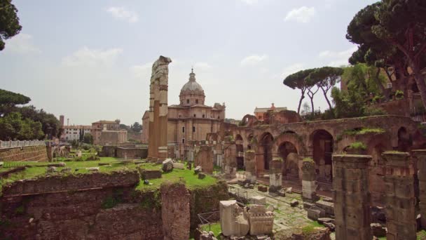 Rome, Italië - 4 april 2021: Forum Romanum. Tempel van Castor en Pollux en kerk van Santi Luca e Martina op ruïnes van het Forum Romanum in Rome. Reizen en vakantie in Italië — Stockvideo