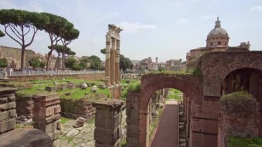 Roma, İtalya - 4 Nisan 2021: Roma Forumu. Castor ve Pollux Tapınağı ve Roma 'daki Roma Forumu' nun yıkıntıları üzerine Santi Luca ve Martina Kilisesi. İtalya 'da seyahat ve tatil