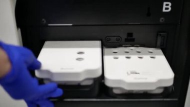 Frankfurt, Almanya-3 Mart 2021: Illumina gelecek nesil sıralaması. Genetik mühendisliği, genetik modifikasyon, tasarımcı bebek ve klonlama konsepti. Kanser taraması ve tıbbi teknoloji ve terapi