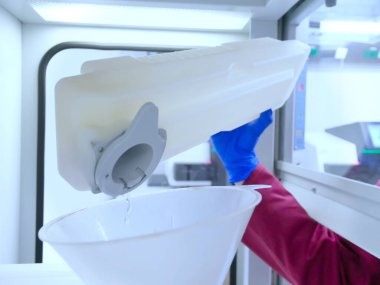 Çevresel, tıbbi ve laboratuvar atıkları. Çöp konteynırındaki zehirli sıvı atığı. Sanayi atıkları ve kirliliği.